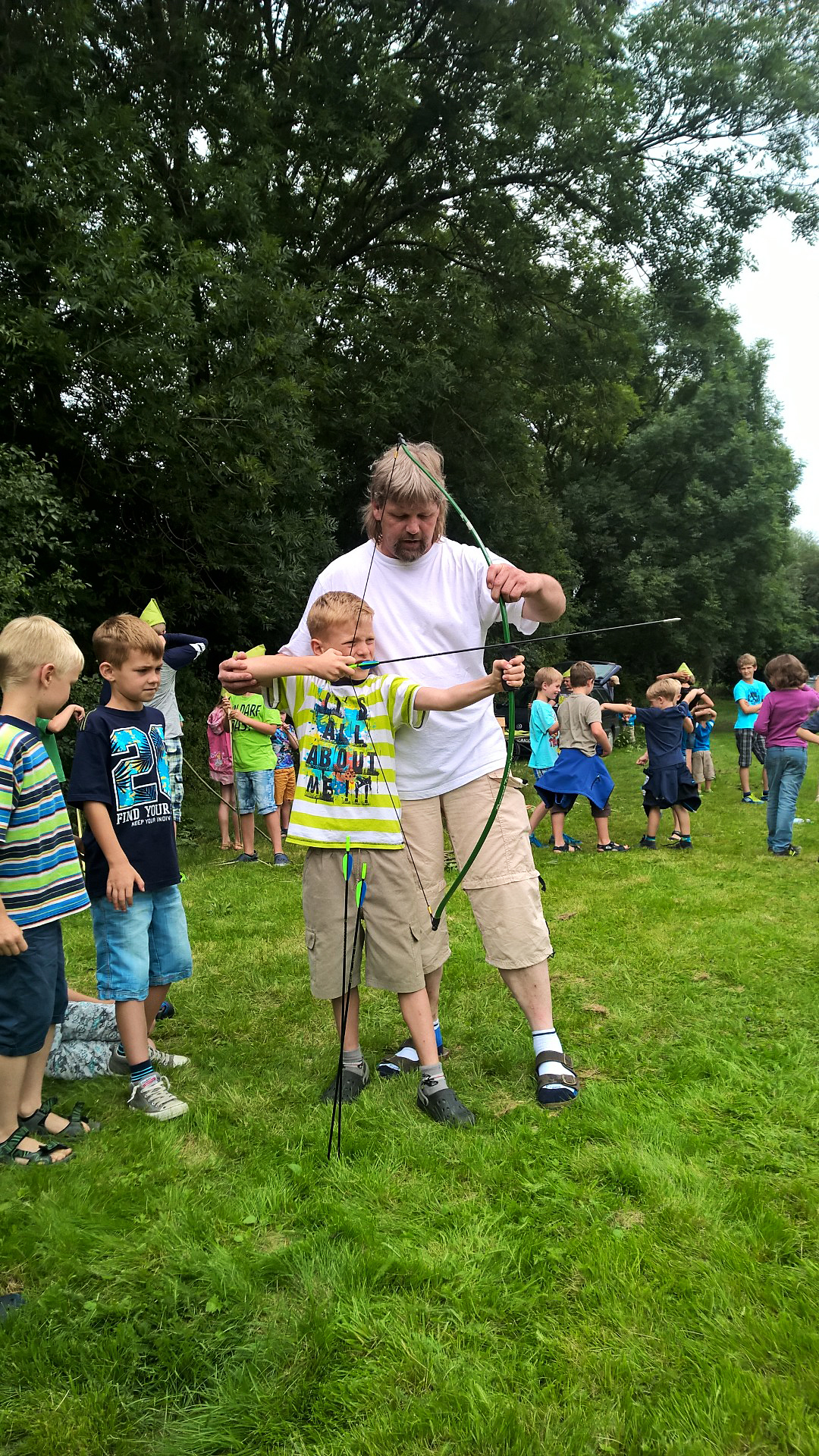 Jens Becker zeigt einem der Teilnehmer auf dem Drosselhof den richtigen Umgang mit dem Bogen (Foto: Becker)